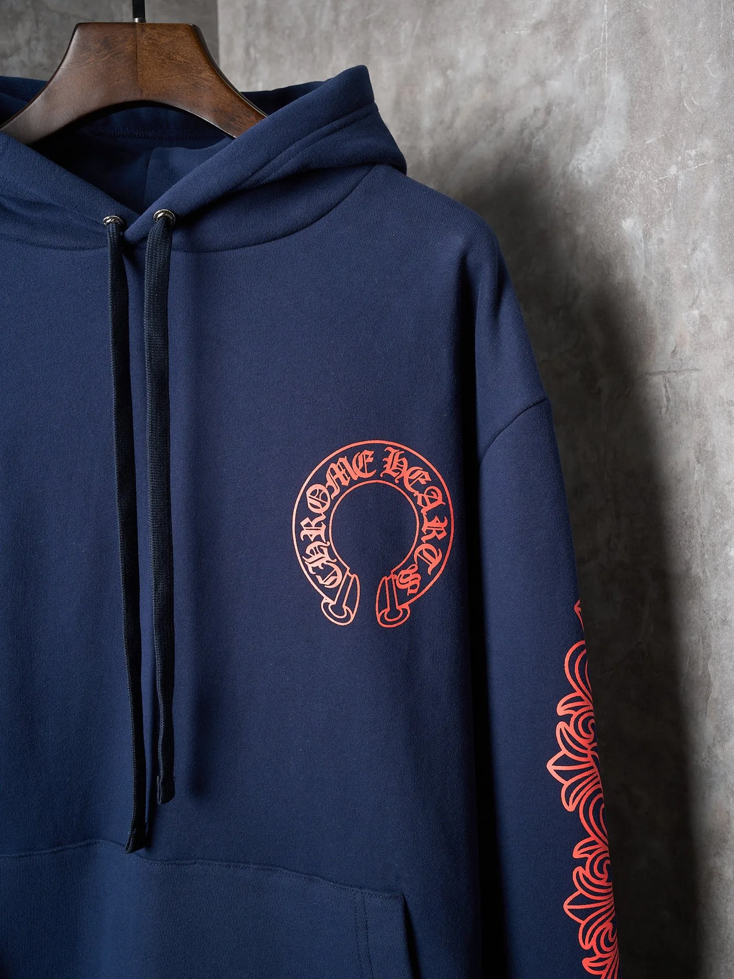 P420 Physical auction】Chrome Hearts/Chrome Heart red horseshoe print hooded sweatshirt [Ready stock] S M L A rebellious ceremony about wearing and performing. Adopt glue printing. The printing has been modified three times by the film screen. Use glue liquid paint to print the pattern on the fabric. Bake the fabric to fix the printed pattern. The fabrics have been washed and have a better hand feel. Not easy to deform, not easy to shrink, not easy to fade. Maintain long-term beauty and loose fit.